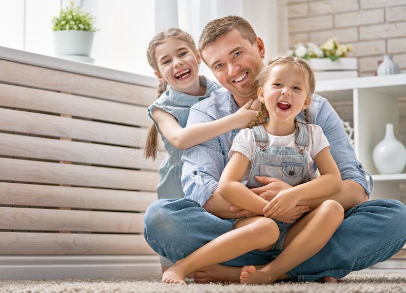 El papá y sus hijas están jugando foto de archivo libre de regalías El papá y sus hijas están jugando foto de archivo libre de regalías