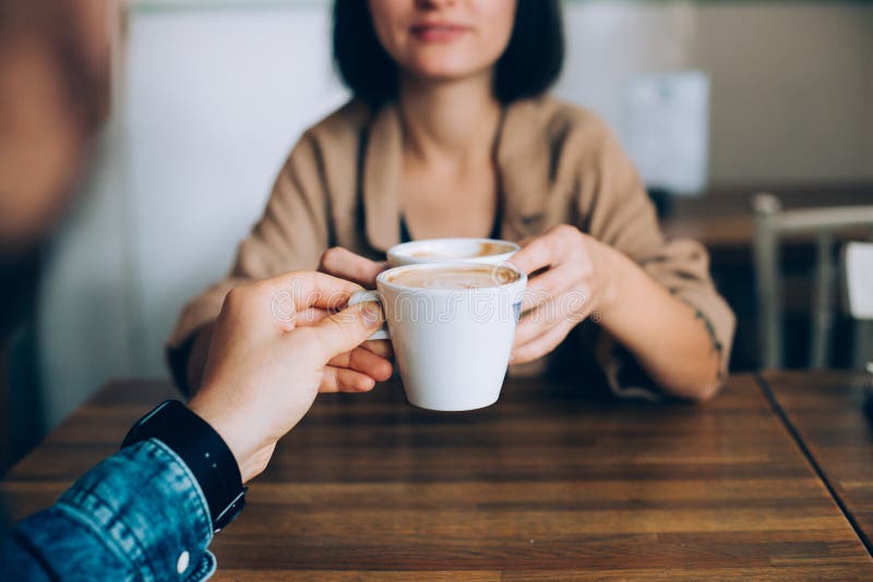 El par bebe el café de la mañana en café foto de archivo libre de regalías El par bebe el café de la mañana en café foto de archivo libre de regalías