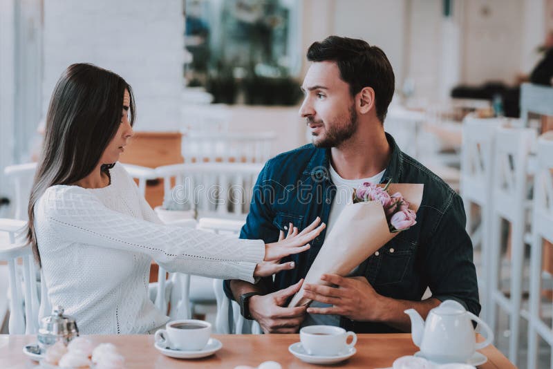 El par es tiene un conflicto en café imágenes de archivo libres de regalías El par es tiene un conflicto en café imágenes de archivo libres de regalías