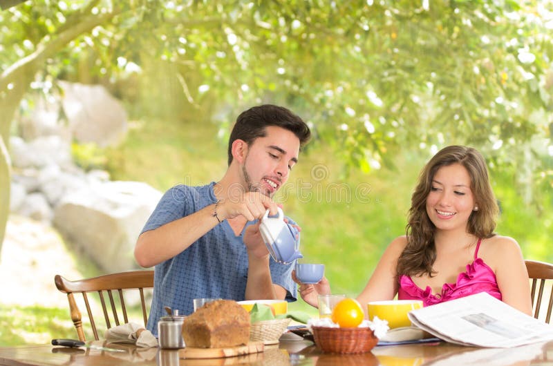 El par feliz, atractivo come el desayuno junto fotografía de archivo libre de regalías El par feliz, atractivo come el desayuno junto fotografía de archivo libre de regalías