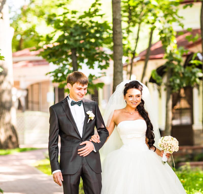 El par hermoso de la boda está disfrutando de casarse fotografía de archivo libre de regalías El par hermoso de la boda está disfrutando de casarse fotografía de archivo libre de regalías