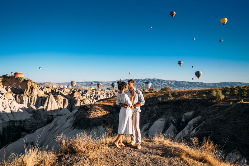 El par resuelve el amanecer El hombre propuso a la muchacha Viaje de la familia a Turquía Júntese en el festival del globo Viaje foto de archivo El par resuelve el amanecer El hombre propuso a la muchacha Viaje de la familia a Turquía Júntese en el festival del globo Viaje foto de archivo