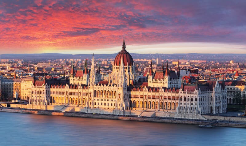 El parlamento de Budapest en la salida del sol dramática imagen de archivo El parlamento de Budapest en la salida del sol dramática imagen de archivo