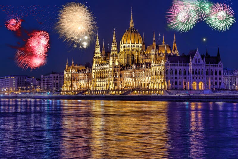 El parlamento en Budapest con el fuego artificial, celebración del Año Nuevo, Hungría imagen de archivo libre de regalías El parlamento en Budapest con el fuego artificial, celebración del Año Nuevo, Hungría imagen de archivo libre de regalías