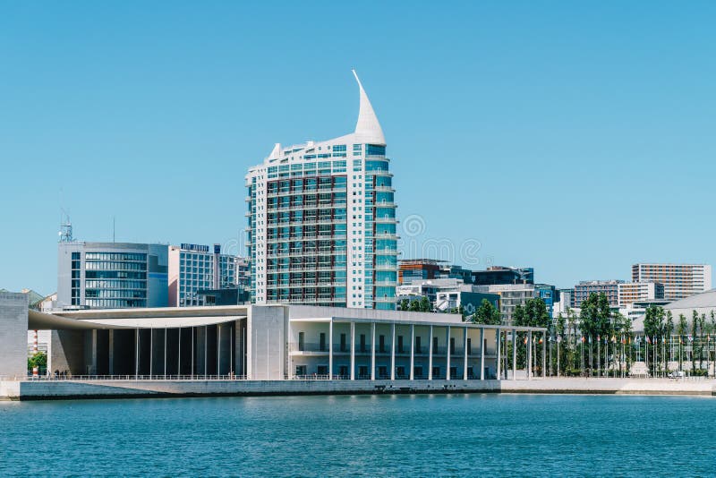 El parque de Parque das Nacoes de naciones en Lisboa es un centro cultural moderno y un lugar para la alameda de compras, el Pavi imágenes de archivo libres de regalías El parque de Parque das Nacoes de naciones en Lisboa es un centro cultural moderno y un lugar para la alameda de compras, el Pavi imágenes de archivo libres de regalías
