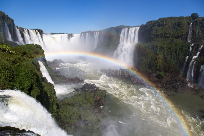 El parque nacional asombroso de las cataratas del Iguazú con un arco iris lleno sobre el agua, Foz hace Iguaçu, el Brasil imagen de archivo El parque nacional asombroso de las cataratas del Iguazú con un arco iris lleno sobre el agua, Foz hace Iguaçu, el Brasil imagen de archivo