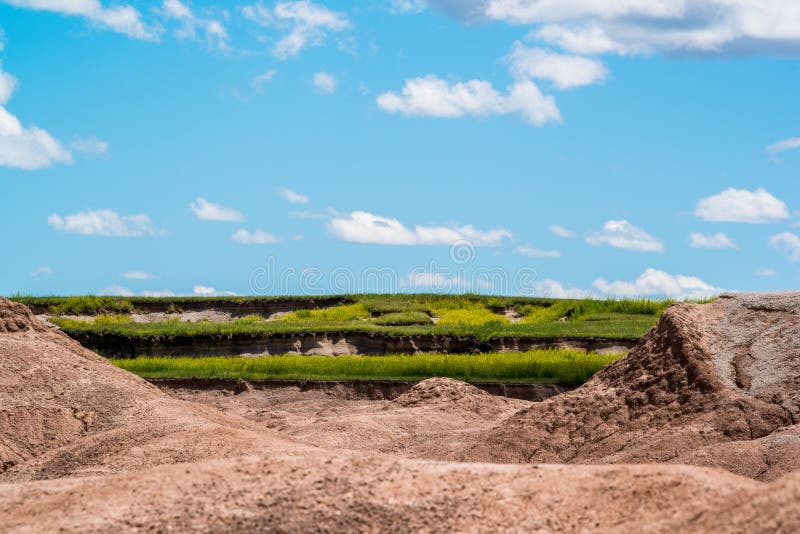 El parque nacional de los Badlands - paisaje con tres capas - los prados, erosionó formaciones de roca, y el cielo azul hermoso c fotos de archivo libres de regalías El parque nacional de los Badlands - paisaje con tres capas - los prados, erosionó formaciones de roca, y el cielo azul hermoso c fotos de archivo libres de regalías