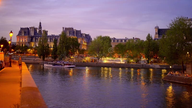 El parís por la noche es un lugar muy romántico para estar