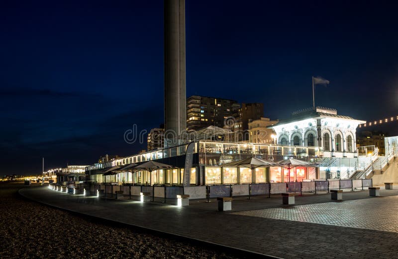 El paseo marítimo de Brighton por la noche fotos de archivo libres de regalías El paseo marítimo de Brighton por la noche fotos de archivo libres de regalías