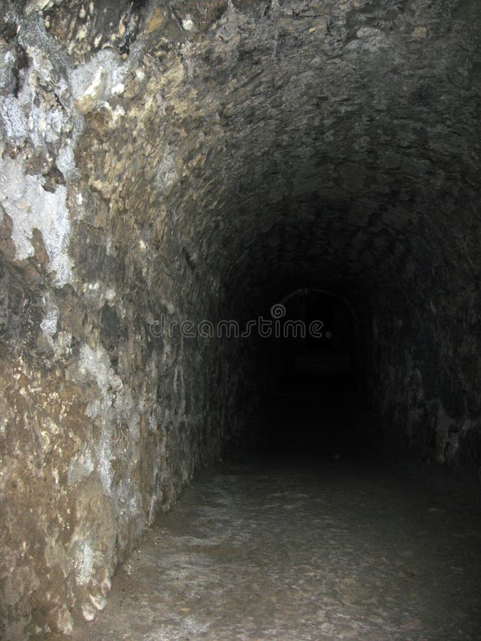 El pasillo de piedra de los arcos del underpasse misterioso del t?nel imagen de archivo El pasillo de piedra de los arcos del underpasse misterioso del t?nel imagen de archivo