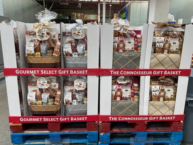El pasillo de regalos de Navidad de una tienda al por mayor Sams Club con una variedad de nuevas cestas de regalos de Navidad fotos de archivo El pasillo de regalos de Navidad de una tienda al por mayor Sams Club con una variedad de nuevas cestas de regalos de Navidad fotos de archivo