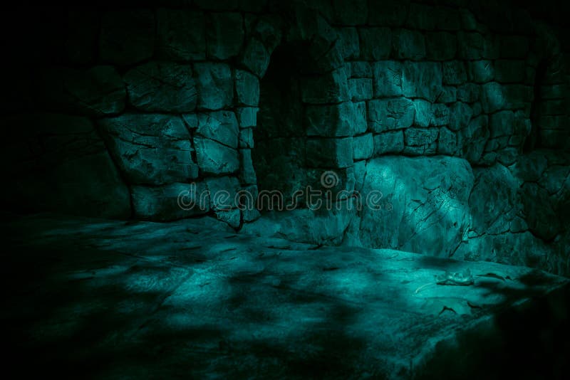 El pasillo es una oscuridad aterradora. caverna glamurosa en la alcoba del castillo en la entrada del túnel del sótano