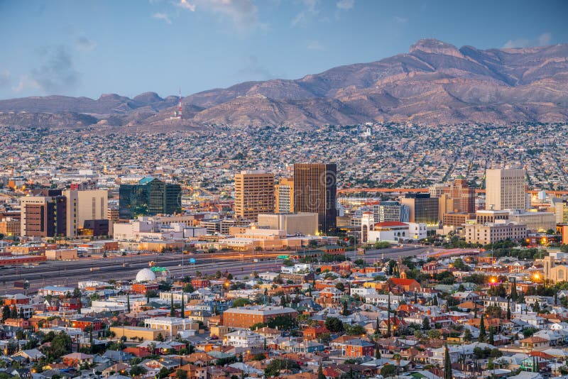 El paso texas usa στο κέντρο της πόλης skyline το σούρουπο με το χουαρέζ μεξικό στοκ εικόνες
