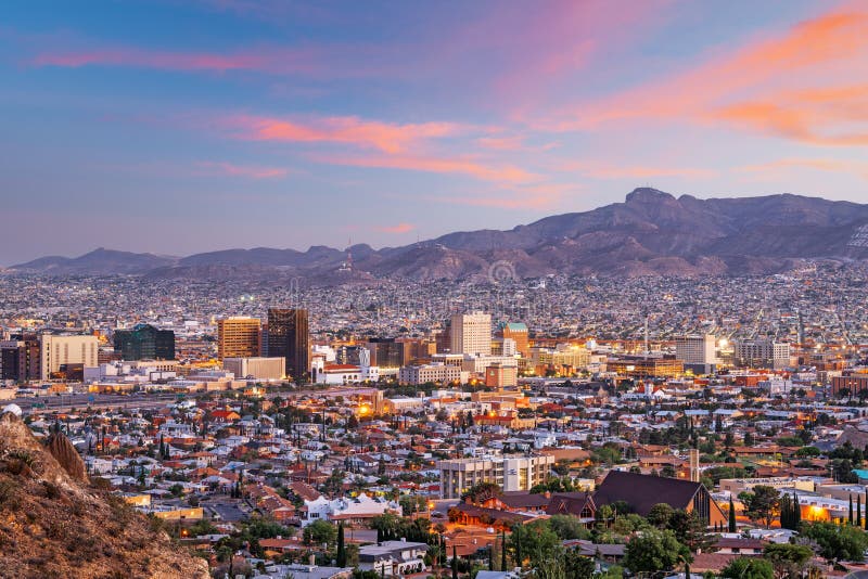 El paso texas usa στο κέντρο της πόλης skyline το σούρουπο με το χουαρέζ μεξικό στοκ φωτογραφία με δικαίωμα ελεύθερης χρήσης