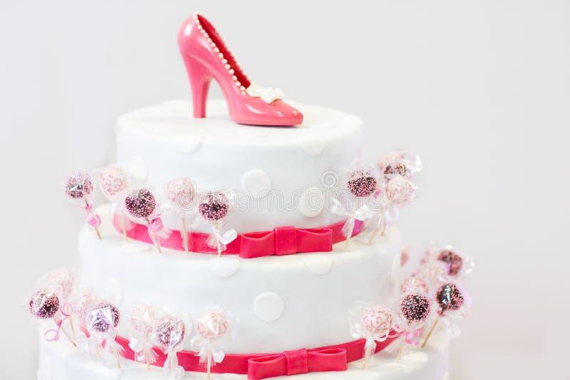 El pastel de bodas hermoso delicioso en blanco y rojo con la torta hace estallar fotografía de archivo libre de regalías El pastel de bodas hermoso delicioso en blanco y rojo con la torta hace estallar fotografía de archivo libre de regalías