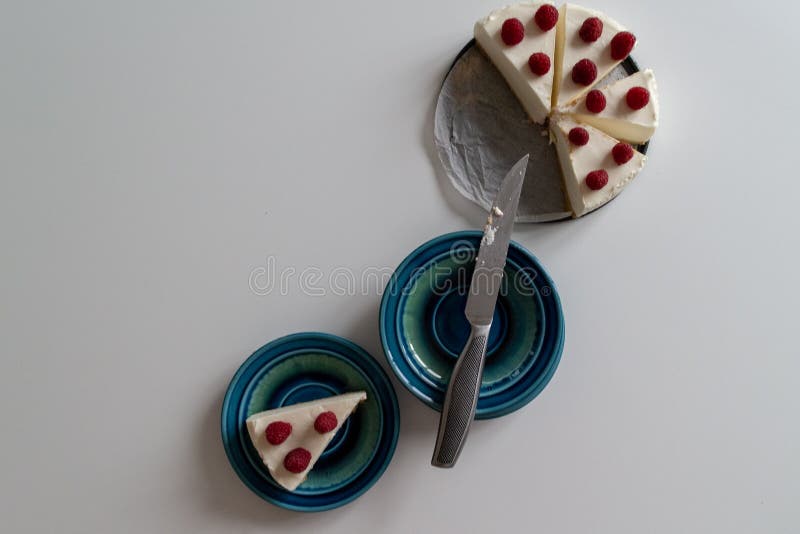 El pastel de queso cortado de la frambuesa encendido sirvió el fondo blanco de la tabla Visión superior fotografía de archivo libre de regalías El pastel de queso cortado de la frambuesa encendido sirvió el fondo blanco de la tabla Visión superior fotografía de archivo libre de regalías