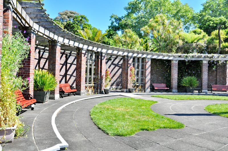 El patio formal en el invernadero del ámbito de Auckland imágenes de archivo libres de regalías El patio formal en el invernadero del ámbito de Auckland imágenes de archivo libres de regalías