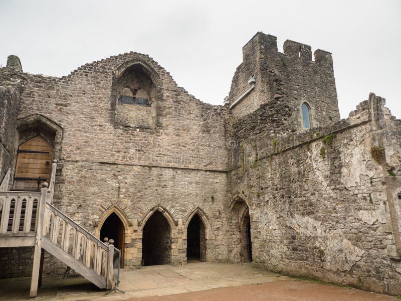El patio interno dentro de las ruinas del castillo de Chepstow, País de Gales imagen de archivo libre de regalías El patio interno dentro de las ruinas del castillo de Chepstow, País de Gales imagen de archivo libre de regalías
