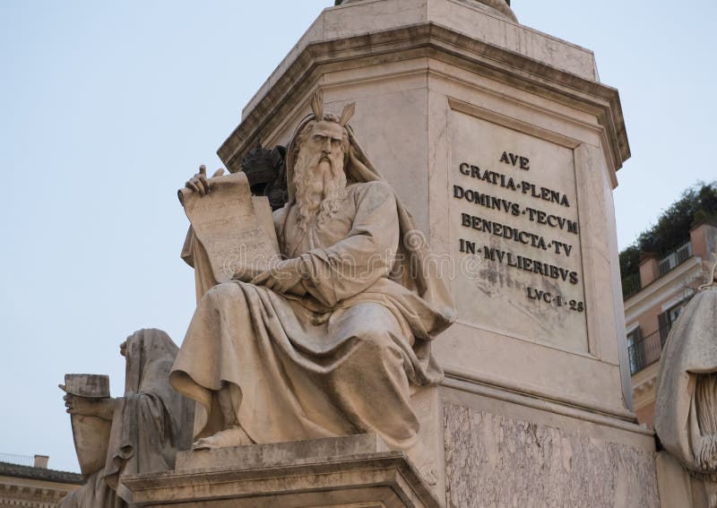 El patriarca Moses por Jacometti en la base de la columna de la Inmaculada Concepción, Roma