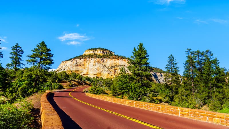 El pavimento rojo de Zion-Mt Carretera Carmel en el Parque Nacional de la Rima Este de Zion, UT, EE.UU.