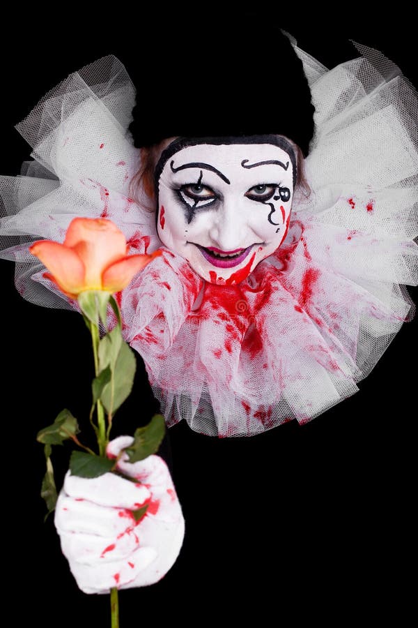 El payaso espeluznante da a espectadores una rosa fotos de archivo libres de regalías El payaso espeluznante da a espectadores una rosa fotos de archivo libres de regalías