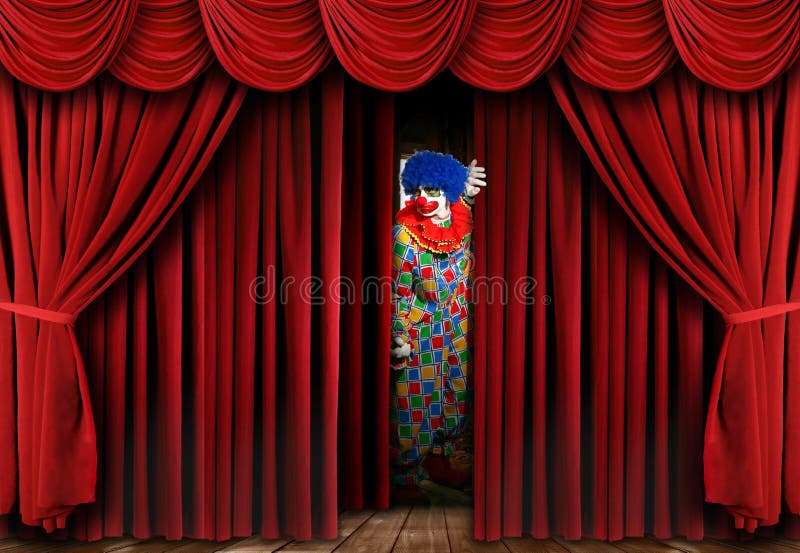 El payaso espeluznante que mira a través de la cortina de la etapa cubre fotos de archivo El payaso espeluznante que mira a través de la cortina de la etapa cubre fotos de archivo
