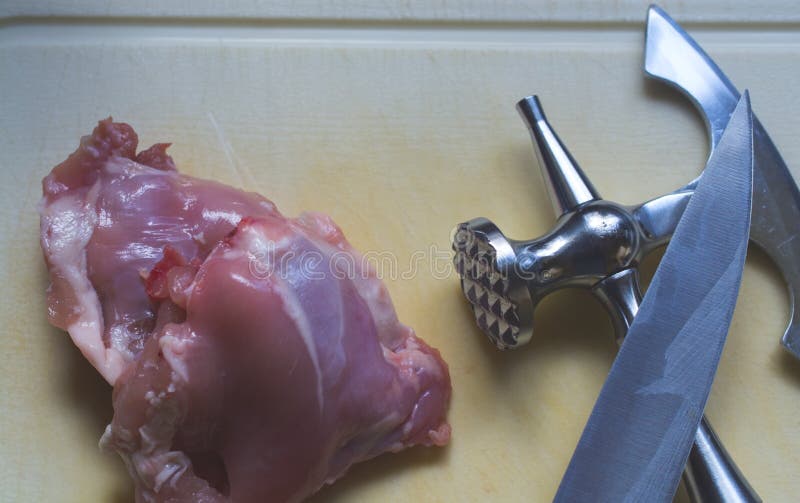 El pedazo fresco maravilloso de carne del pollo y martillo y kn de la carne imagen de archivo libre de regalías El pedazo fresco maravilloso de carne del pollo y martillo y kn de la carne imagen de archivo libre de regalías