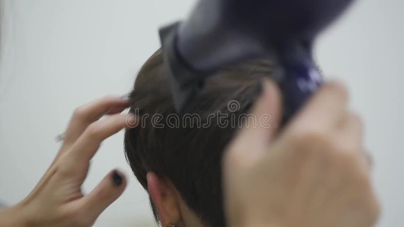 El peluquero del ` s de la mujer hace diseñar su pelo en el pelo corto Cierre para arriba Cámara lenta