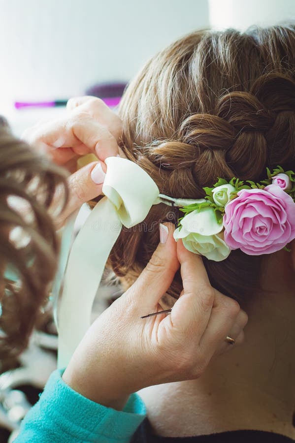 El peluquero hermoso de la muchacha teje un primer de la trenza, en un salón de belleza Peinados profesionales del cuidado del ca imagenes de archivo El peluquero hermoso de la muchacha teje un primer de la trenza, en un salón de belleza Peinados profesionales del cuidado del ca imagenes de archivo