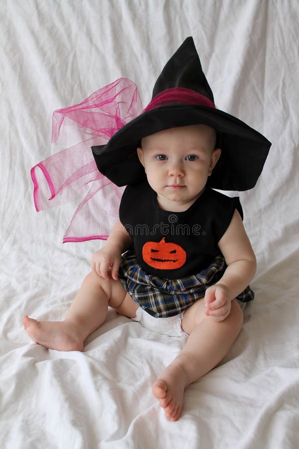 El Pequeño Bebé Grave De La Bruja Del Traje De Halloween Se Sienta Sobre Fondo Blanco. Imagen de archivo - Imagen de sombrero, bruja: 201588849 El Pequeño Bebé Grave De La Bruja Del Traje De Halloween Se Sienta Sobre Fondo Blanco. Imagen de archivo - Imagen de sombrero, bruja: 201588849