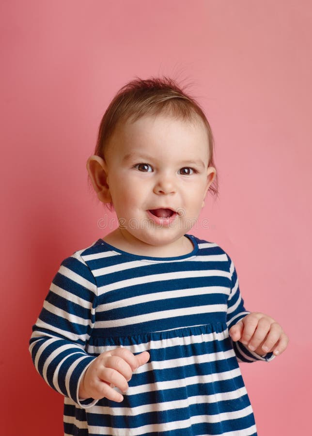 El pequeño bebé de hadas adorable se siente bien y sonrisa en rosa imágenes de archivo libres de regalías El pequeño bebé de hadas adorable se siente bien y sonrisa en rosa imágenes de archivo libres de regalías