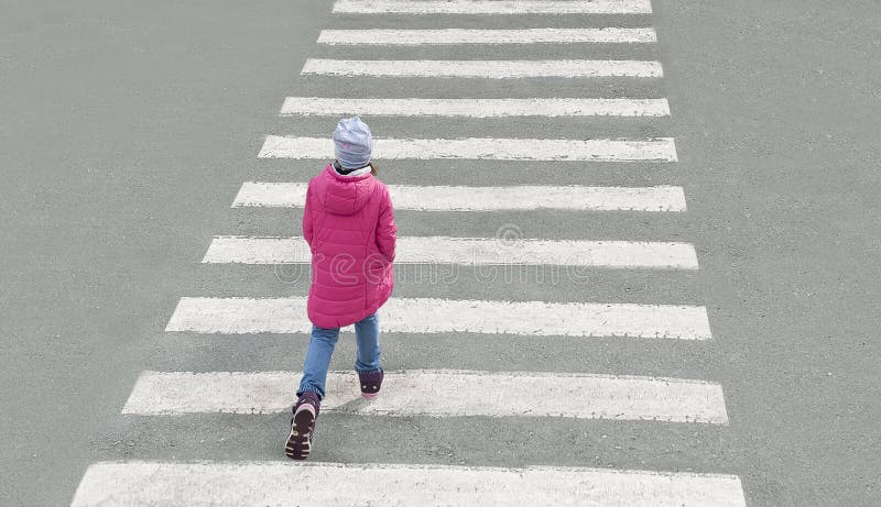 El pequeño bebé lindo vestido en la chaqueta roja, tejanos, sombrero gris cruza el camino en el paso de peatones en día frío Visi imagen de archivo El pequeño bebé lindo vestido en la chaqueta roja, tejanos, sombrero gris cruza el camino en el paso de peatones en día frío Visi imagen de archivo