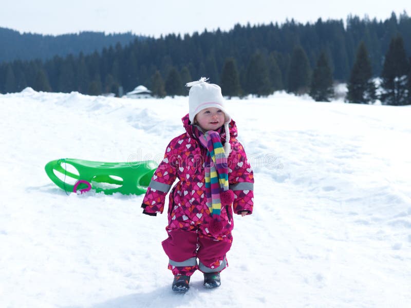 El pequeño bebé se divierte en nieve fresca fotografía de archivo libre de regalías El pequeño bebé se divierte en nieve fresca fotografía de archivo libre de regalías