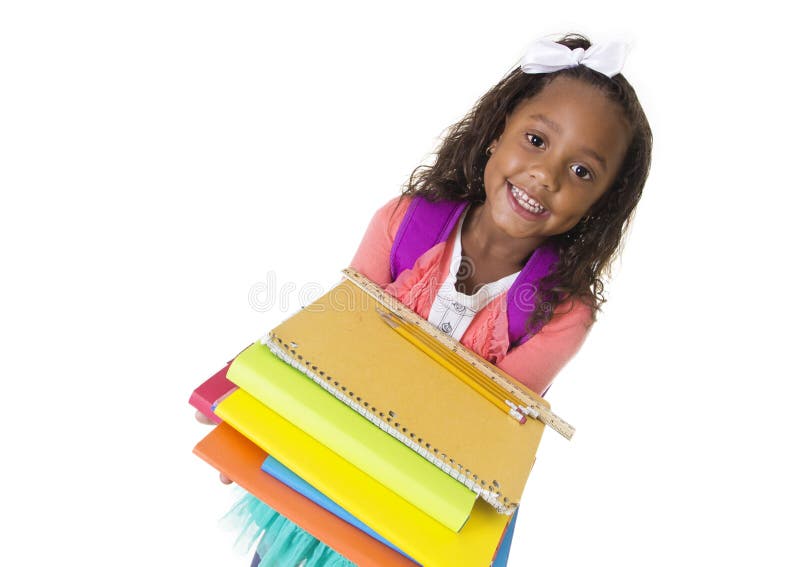 El pequeño estudiante diverso lindo lleva los libros de escuela