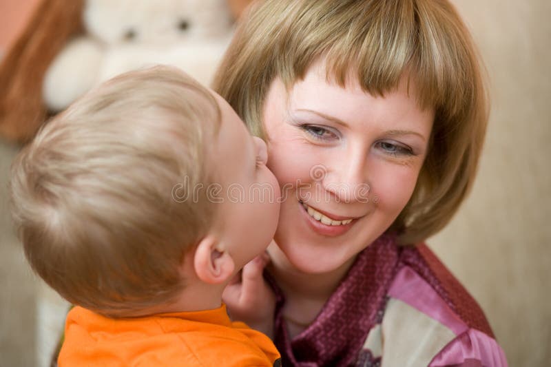 El Pequeño Hijo Besa a Su Mama Foto de archivo - Imagen de desalmado