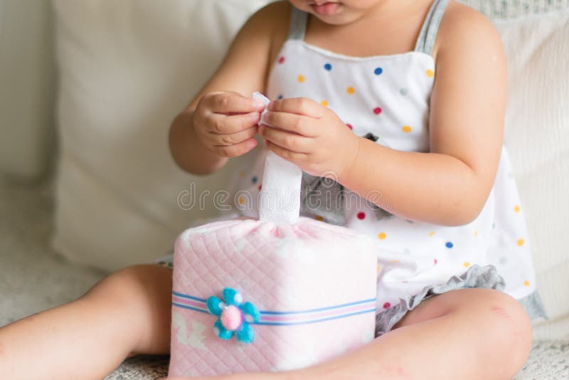 El pequeño niño asiático da la tracción del papel seda blanco del tejido fotos de archivo libres de regalías El pequeño niño asiático da la tracción del papel seda blanco del tejido fotos de archivo libres de regalías