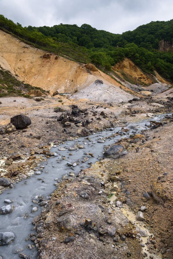 El pequeño río fluye a través de las rocas del valle Jigokudani del infierno fotografía de archivo libre de regalías El pequeño río fluye a través de las rocas del valle Jigokudani del infierno fotografía de archivo libre de regalías