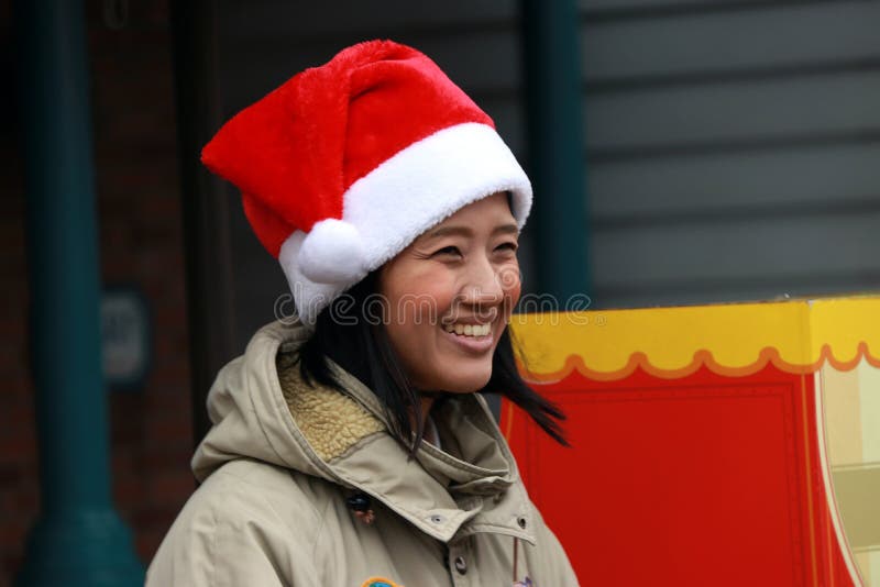 El personal de los estudios universales Japón puso un casquillo de la Navidad al acercarse a la celebración de la Navidad fotos de archivo libres de regalías El personal de los estudios universales Japón puso un casquillo de la Navidad al acercarse a la celebración de la Navidad fotos de archivo libres de regalías