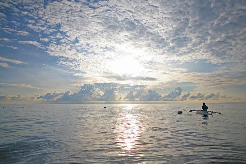El pescador solitario dibuja en los tiburones de ballena con la comida en las Filipinas imagenes de archivo El pescador solitario dibuja en los tiburones de ballena con la comida en las Filipinas imagenes de archivo