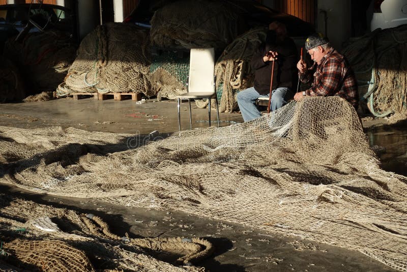El pescador y sus redes fotografía de archivo El pescador y sus redes fotografía de archivo