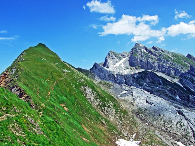 El pico alpino hermoso y dominante de Säntis en la cordillera de Alpstein fotografía de archivo libre de regalías El pico alpino hermoso y dominante de Säntis en la cordillera de Alpstein fotografía de archivo libre de regalías