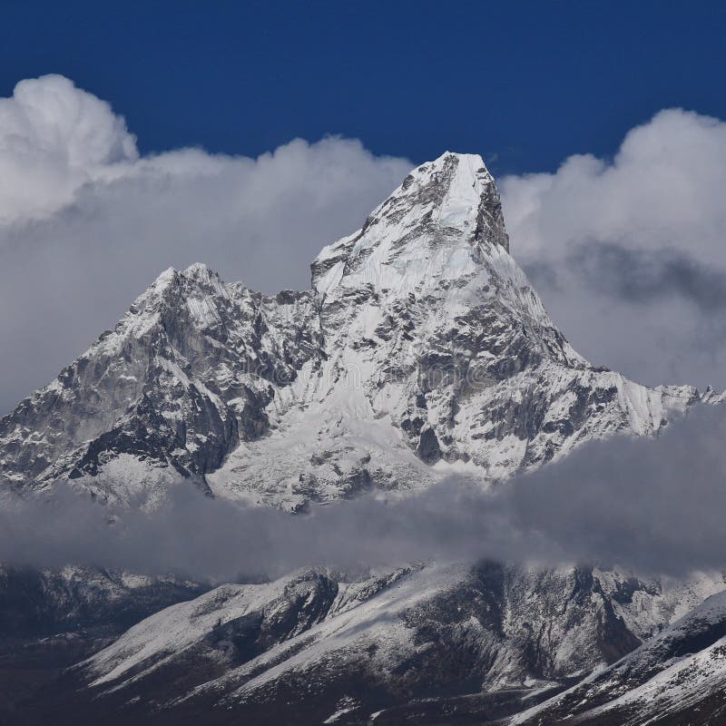 El pico de Ama Dablam rodeó por las nubes imágenes de archivo libres de regalías El pico de Ama Dablam rodeó por las nubes imágenes de archivo libres de regalías