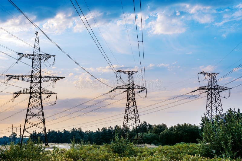 El pilón eléctrico en el campo del arroz con el cielo azul Concepto de la distribución de la energía fotos de archivo El pilón eléctrico en el campo del arroz con el cielo azul Concepto de la distribución de la energía fotos de archivo