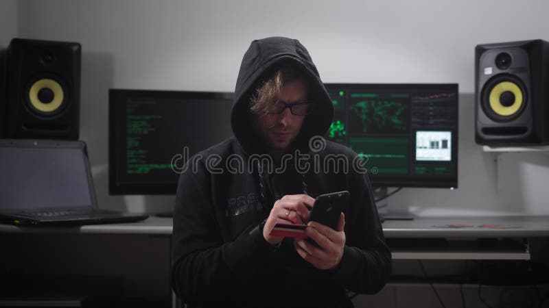 El pirata informático experimentado corta en la cuenta bancaria del ` s del cliente usando un smartphone y una tarjeta de crédito almacen de video