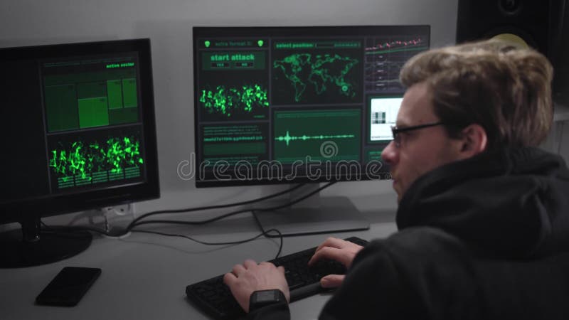 El pirata informático experimentado realiza ataques cibernéticos en el servidor importante de las compañías para robar el dinero almacen de metraje de vídeo