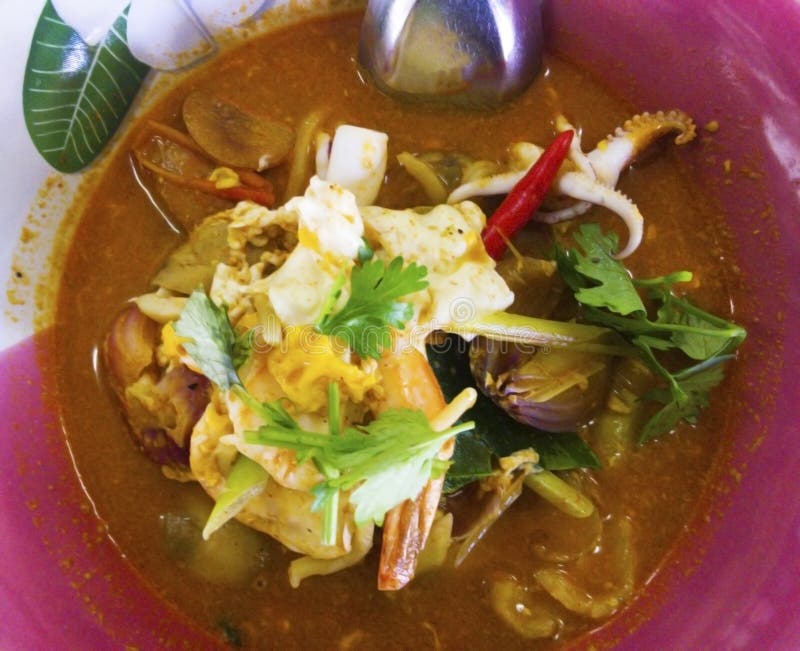 El plato tailandés es tallarines de arroz amarillos rematados con la sopa de Tom Yum que i fotografía de archivo El plato tailandés es tallarines de arroz amarillos rematados con la sopa de Tom Yum que i fotografía de archivo