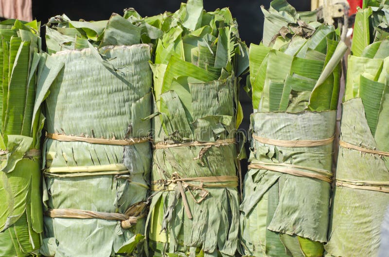 El plátano envuelto se va en el mercado asiático, la India foto de archivo El plátano envuelto se va en el mercado asiático, la India foto de archivo