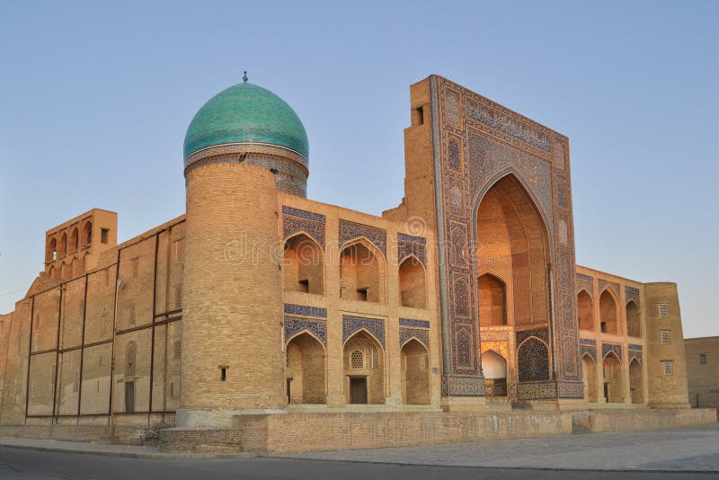 El Poi Kalyan Mosque está situado en la parte histórica de Bukhara fotos de archivo libres de regalías El Poi Kalyan Mosque está situado en la parte histórica de Bukhara fotos de archivo libres de regalías