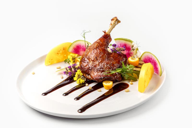 El pollo con las verduras en la placa blanca servida remató con la salsa de la baya fotos de archivo El pollo con las verduras en la placa blanca servida remató con la salsa de la baya fotos de archivo
