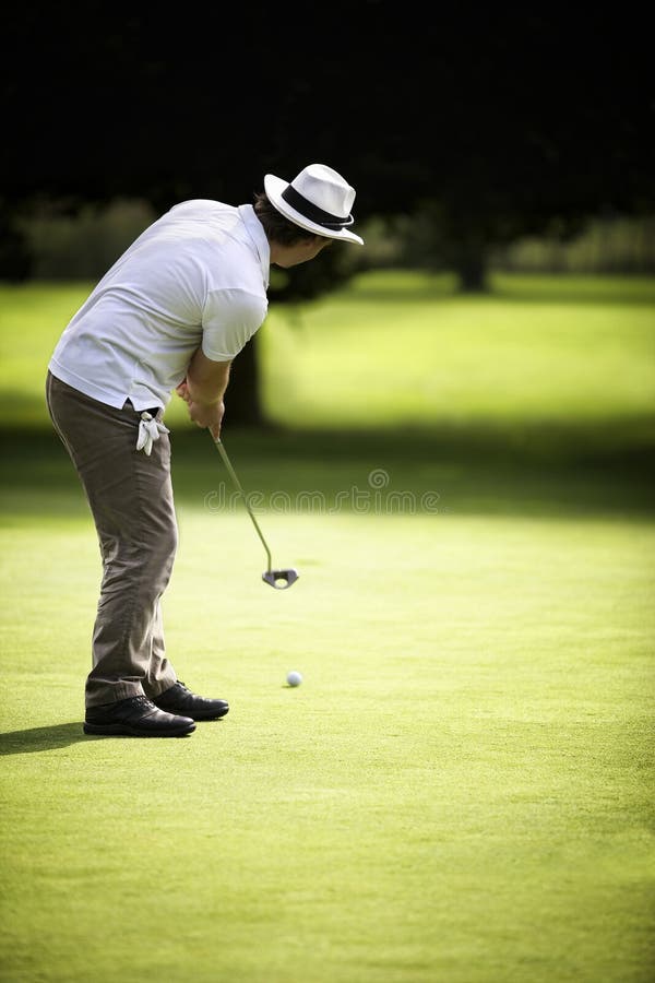 El poner masculino del golfista fotos de archivo El poner masculino del golfista fotos de archivo